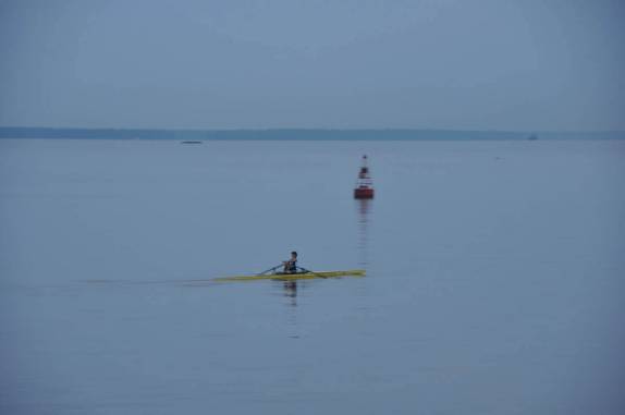 Treino solitário de remo, visto do ferry entre Belém e Marajó - PA